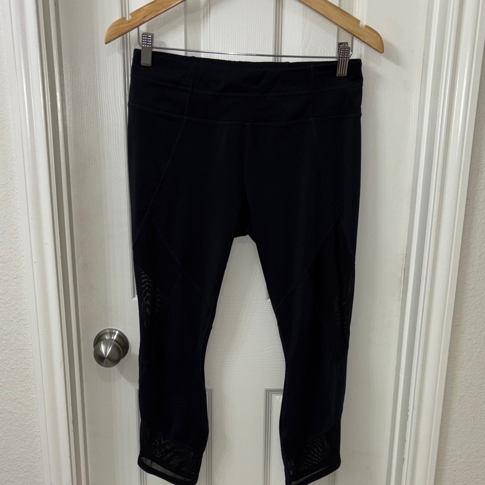 Athleta Aura Sonar Capri Crop Mesh Leggings Size Medium Black Midrise